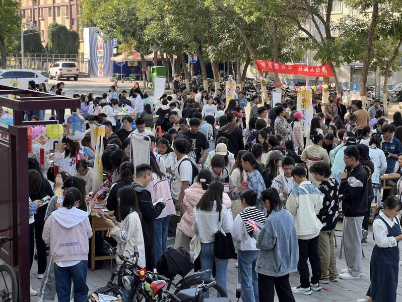 石河子大学师范学院“花灯邀明月...